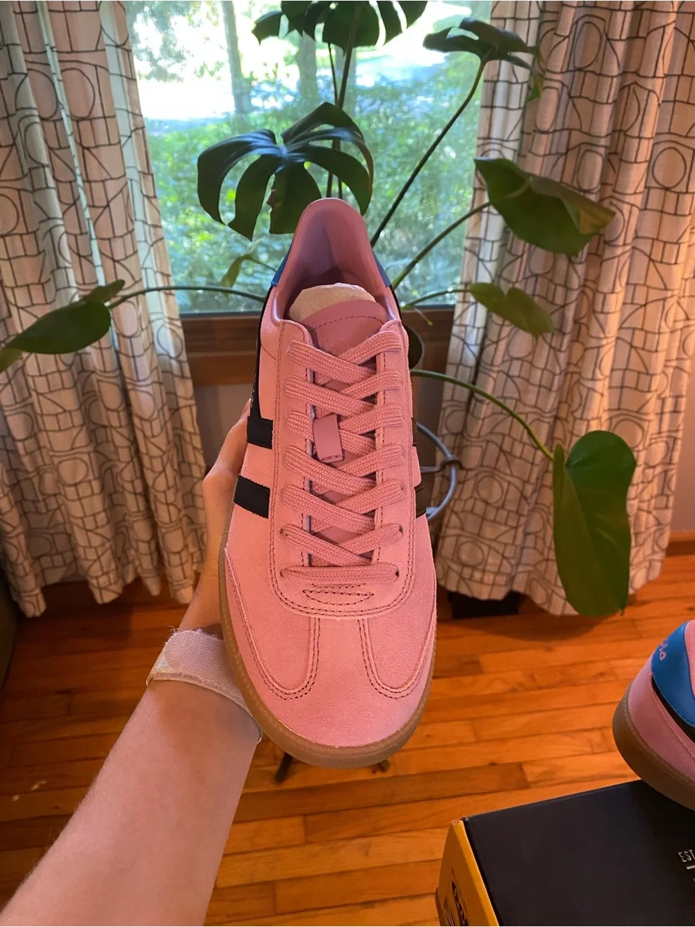 Women’s Gola Gum Bottom Sneakers. Never worn, perfect condition. Size 8